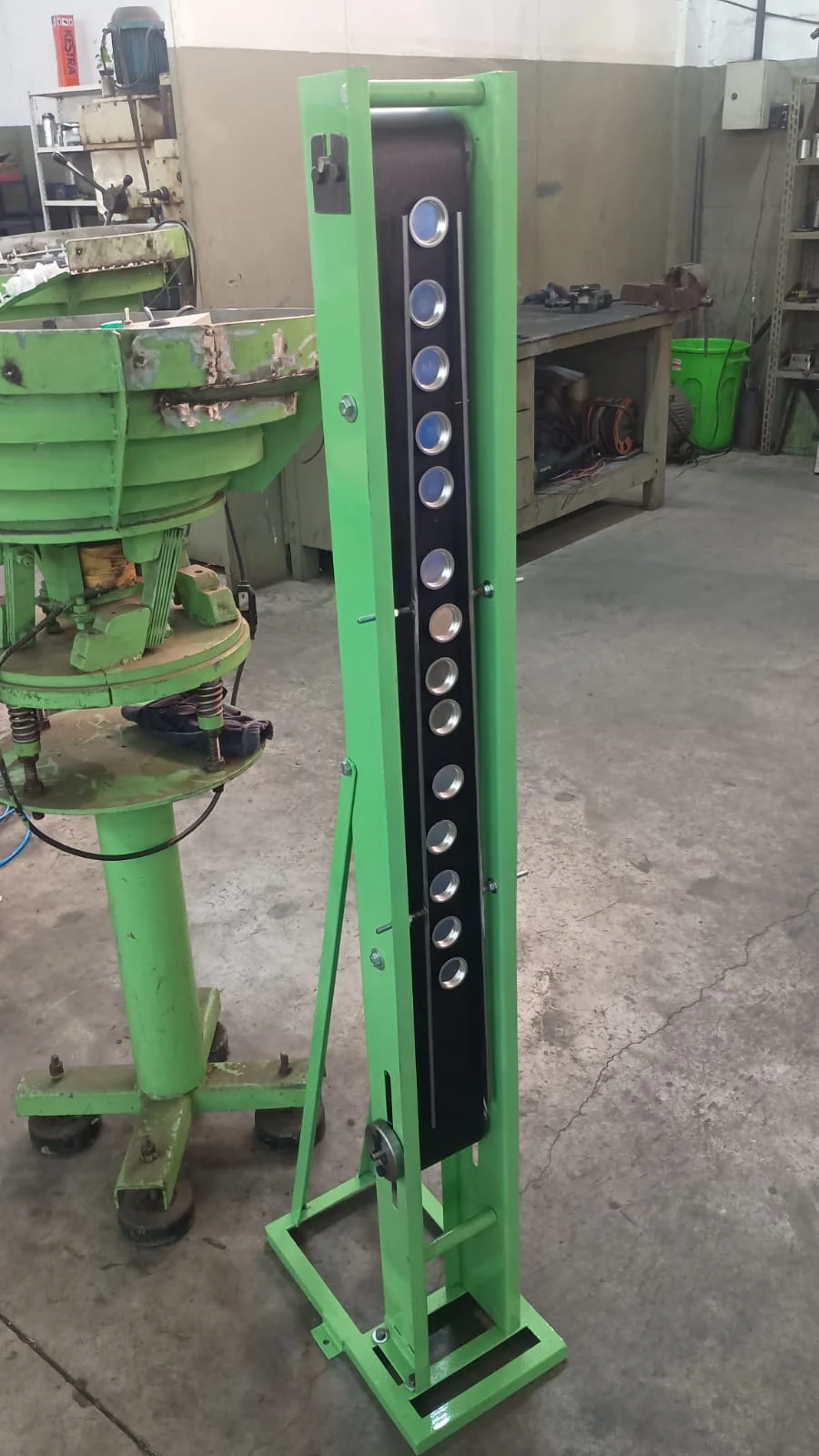 Esteira vertical magnética instalada em ambiente industrial