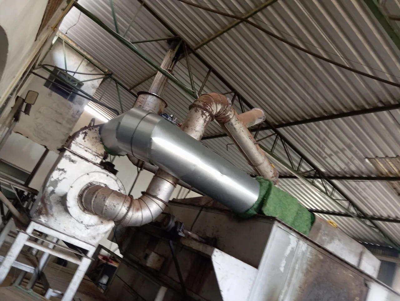Serviço de manutenção realizado em sistema industrial de exaustão